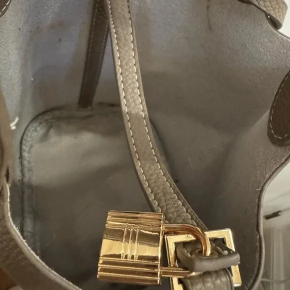 Elegant Brown Leather Tote Bag - Picture 4 of 6